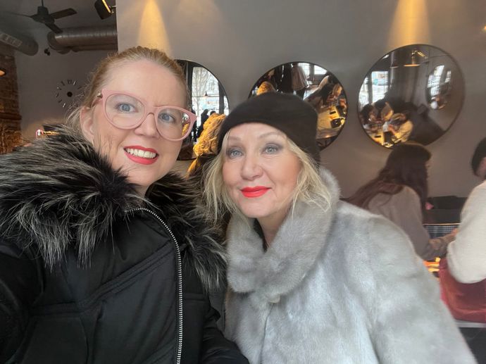 Zpěvačka Bára Basiková si na svém bazaru povídala s redaktorkou Lifee Veronikou. 