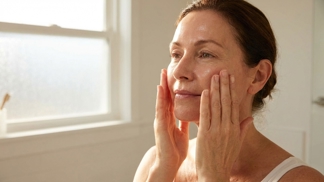 Místo drahých liftingů zkuste do pleti jemně plácat: Tento 30vteřinový korejský rituál vrací tváři pevnost i po padesátce