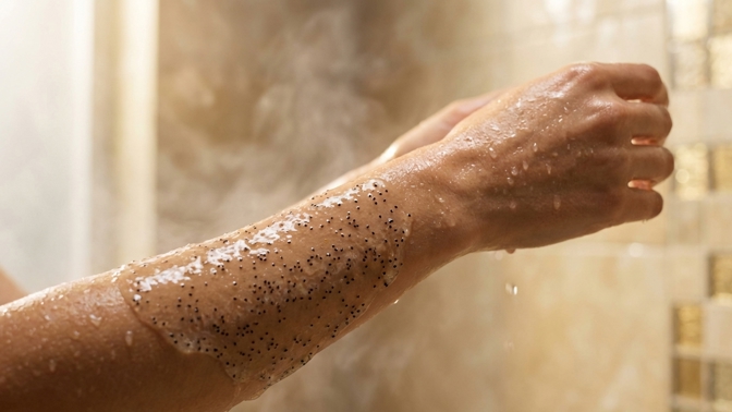 Černá zrnka z komory dokážou s pokožkou divy: Tato levná přísada uvolní oleje a zbaví vás suché kůže