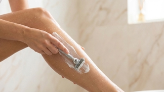 Tajemství hladkých nohou bez pupínků: Stačí použít kondicionér a vaše pokožka bude jako hedvábí