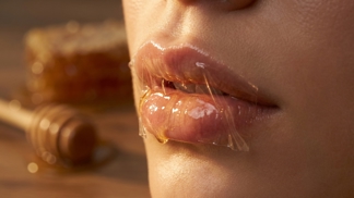 Potravinářská fólie není jen na svačinu: Tento noční trik s medem vykouzlí neodolatelně hebké rty dřív, než se probudíte
