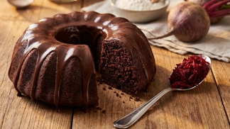 Dvě lžíce této rudé zeleniny v těstě ošálí čas: Váš moučník zůstane vláčný rekordních 5 dní a nikdo přitom neuhádne skrytou přísadu