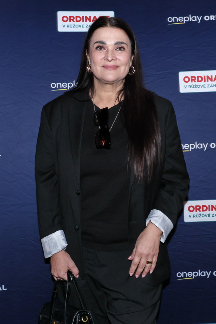 Mahulena Bočanová se svými 178 centimetry patří mezi naše nejvyšší herečky. Umí se ale oblékat tak, že výška je její předností