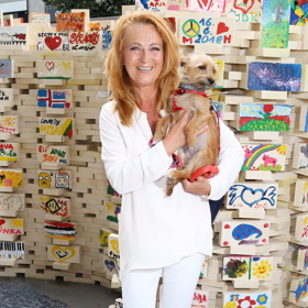 Simona Stašová moc dobře ví, že světlé barvy mají omlazující efekt.