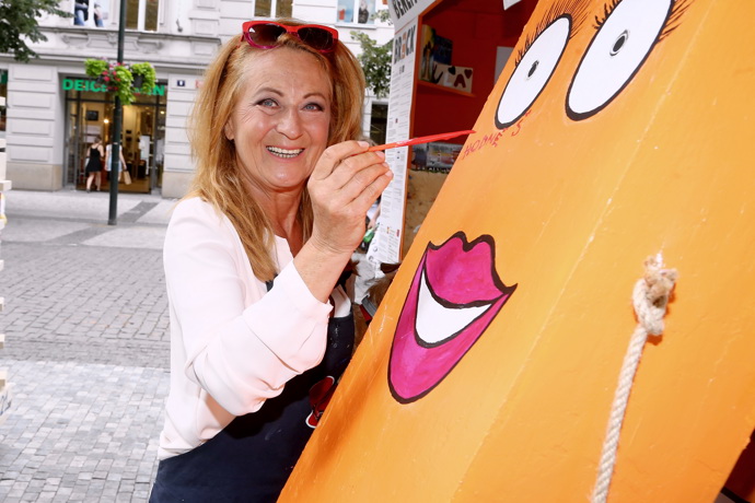 Herečka sází i na barevné sluneční brýle.