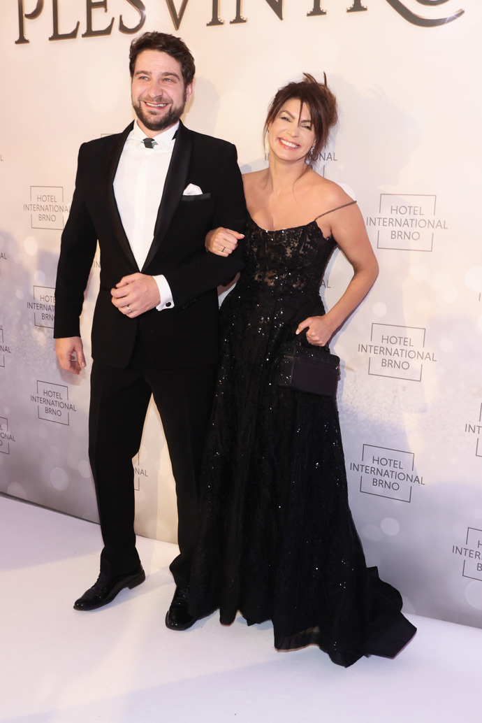 Marek Němec vyvedl do společnosti manželku Petru. Oblek se rozhodl ozvláštnit průhledným neonově svítícím motýlkem.