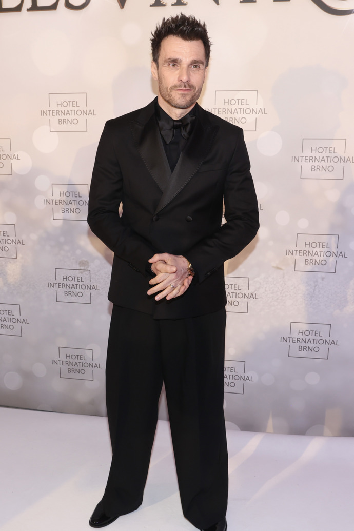 A na ples samozřejmě dorazili i muži. Takto se vymódil Leoš Mareš. K černému smokingu se širokými pánskými kalhotami si vzal i černého motýlka.