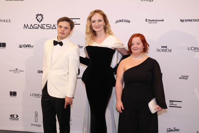 Delegace filmu Karavan se hezky sladila do černo-bílých tónů. Na snímku David Vodstrčil, Aňa Geislerová a přítelkyně Davida, Majda.