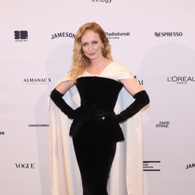 Aňa Geislerová letos oslnila v černé róbě z butiku Anamé s kontrastní bílou pelerínou, jež splývala až na zem.