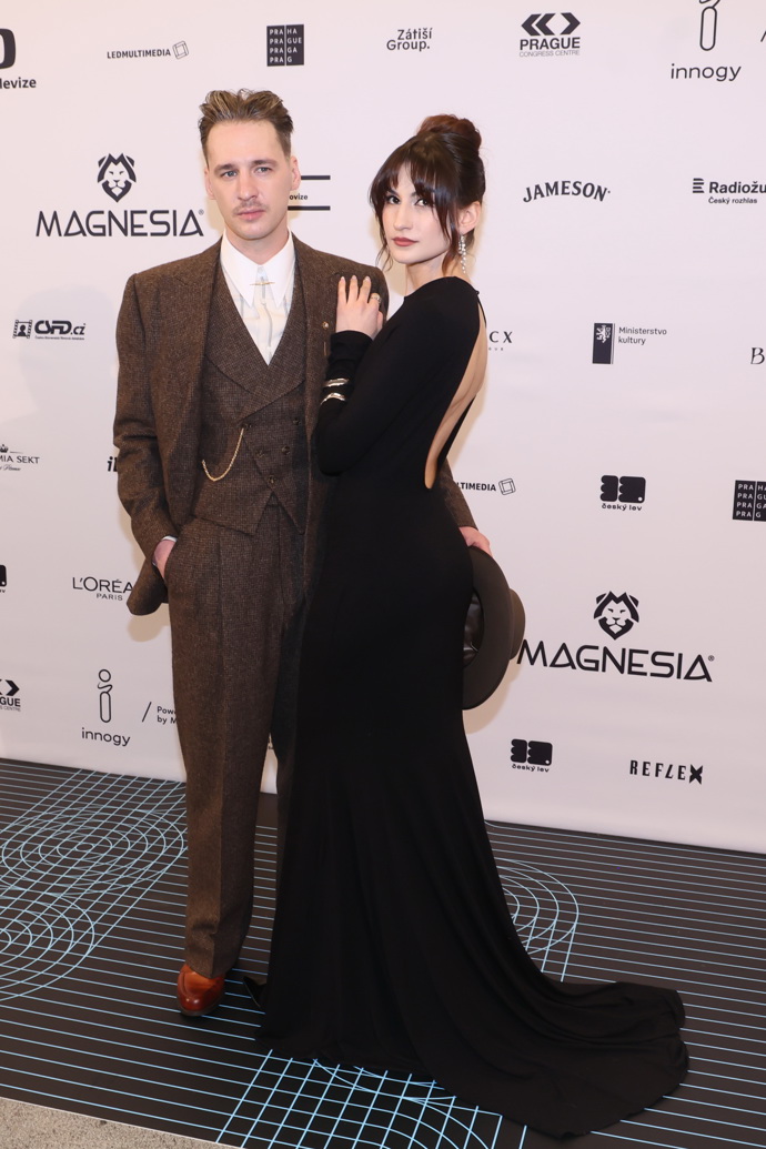 Jan Nedbal si v hnědém obleku s vestičkou zahrál na prvorepublikového fešáka. 