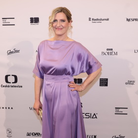 Její róba v lila odstínu pochází z jejího oblíbeného butiku Leeda. 