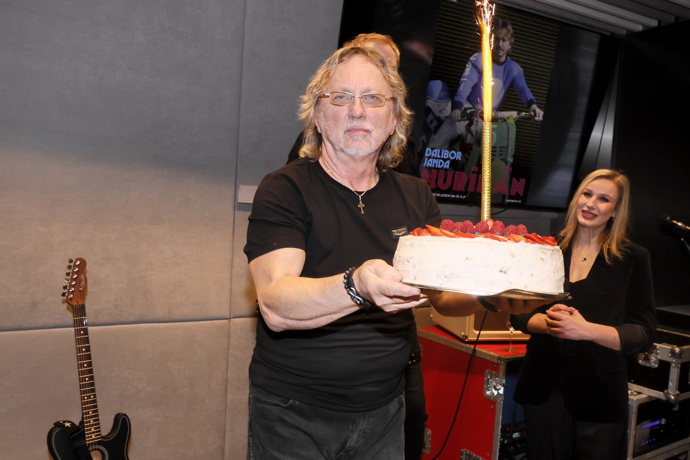 Dalibor Janda obdržel dort.