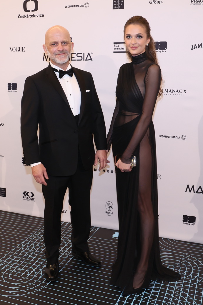 Hynek Čermák přišel v doprovodu partnerky Veroniky, která oblékla částečně průhledné černé šaty. 