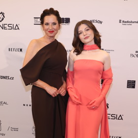 Bára Kodetová s dcerou Sophií Šporclovou oblékly jednobarevné šaty od Martiny Pipkové Loudové. Bára tmavě hnědé, Sophie svěží korálové.