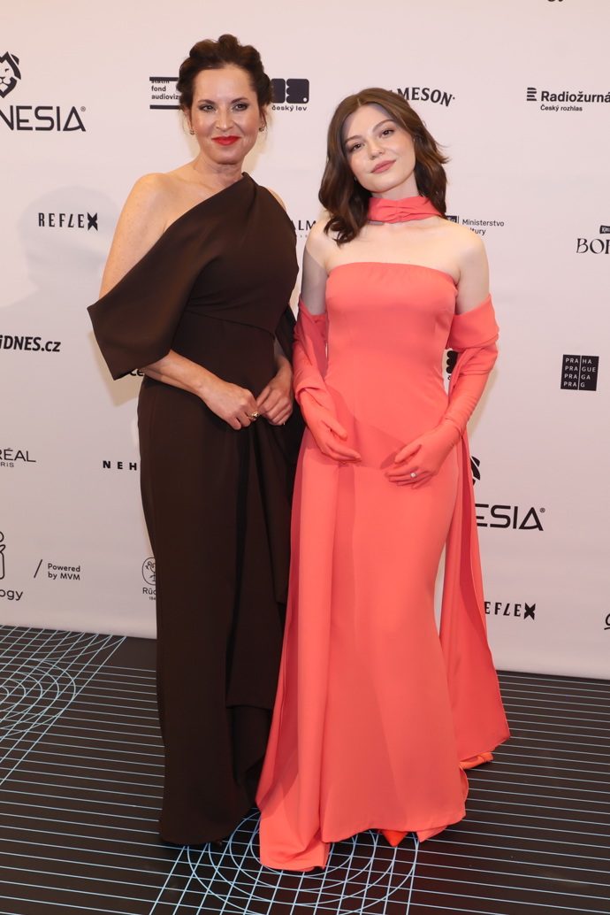 Bára Kodetová s dcerou Sophií Šporclovou oblékly jednobarevné šaty od Martiny Pipkové Loudové. Bára tmavě hnědé, Sophie svěží korálové.