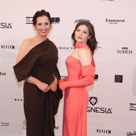 Bára Kodetová se svou šestnáctiletou dcerou Sophií Šporclovou, která byla letos nominovaná na Českého lva. 