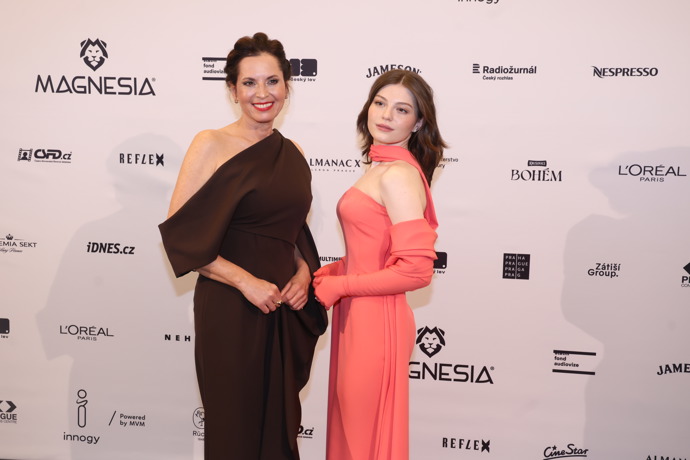 Bára Kodetová se svou šestnáctiletou dcerou Sophií Šporclovou, která byla letos nominovaná na Českého lva. 