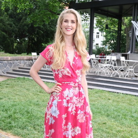 Jana Bernášková vsadila na romantiku v růžových šatech s hlubokým výstřihem a zavinovacím efektem.