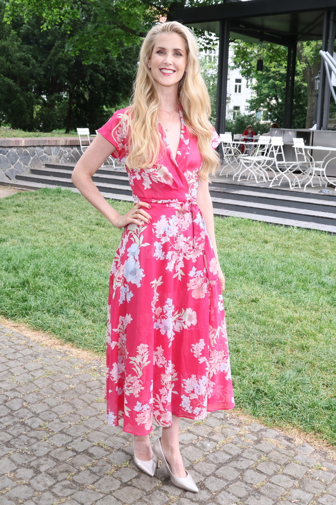 Jana Bernášková vsadila na romantiku v růžových šatech s hlubokým výstřihem a zavinovacím efektem.