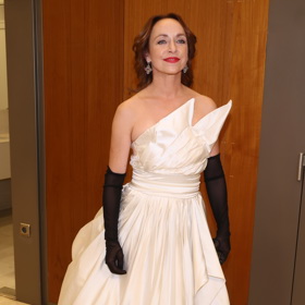 Herečka Tatiana Dyková letos na předávání cen Český lev oblékla model od návrhářky Kateřiny Šmejkalové. Doplnila ho diamantovým setem Roberto Coin. 