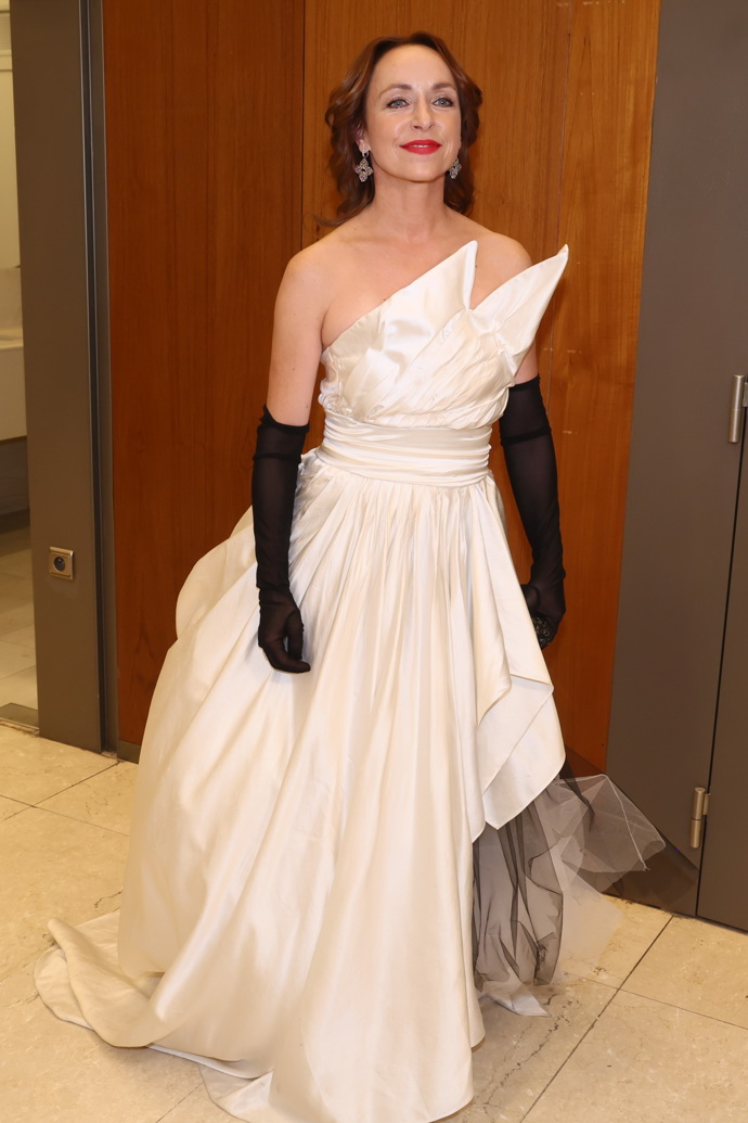 Herečka Tatiana Dyková letos na předávání cen Český lev oblékla model od návrhářky Kateřiny Šmejkalové. Doplnila ho diamantovým setem Roberto Coin. 