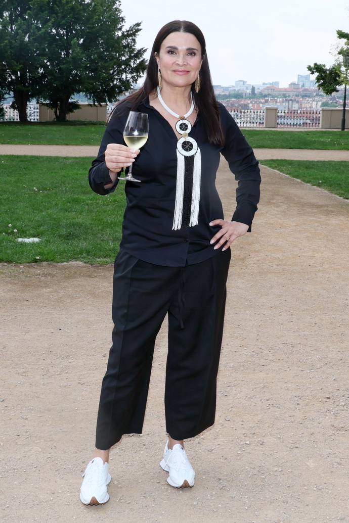 Kratší kalhoty herečka volí i v ležérnějších outfitech.