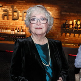 Herečka zvolila velmi elegantní a nadčasový outfit, do kterého zakomponovala aktuálně velmi populární prvky jako samet, perly i sytý petrolejový odstín.