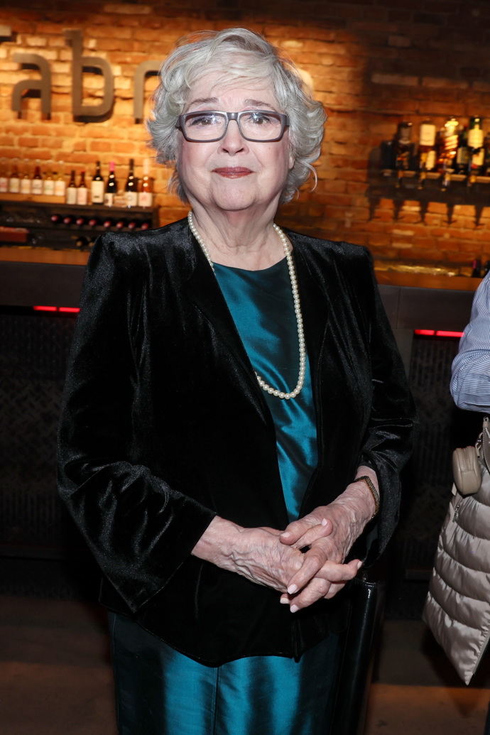 Herečka zvolila velmi elegantní a nadčasový outfit, do kterého zakomponovala aktuálně velmi populární prvky jako samet, perly i sytý petrolejový odstín.