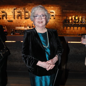 Božidara Turzonovová se nebojí trendy materiálů a barev ani po osmdesátce.