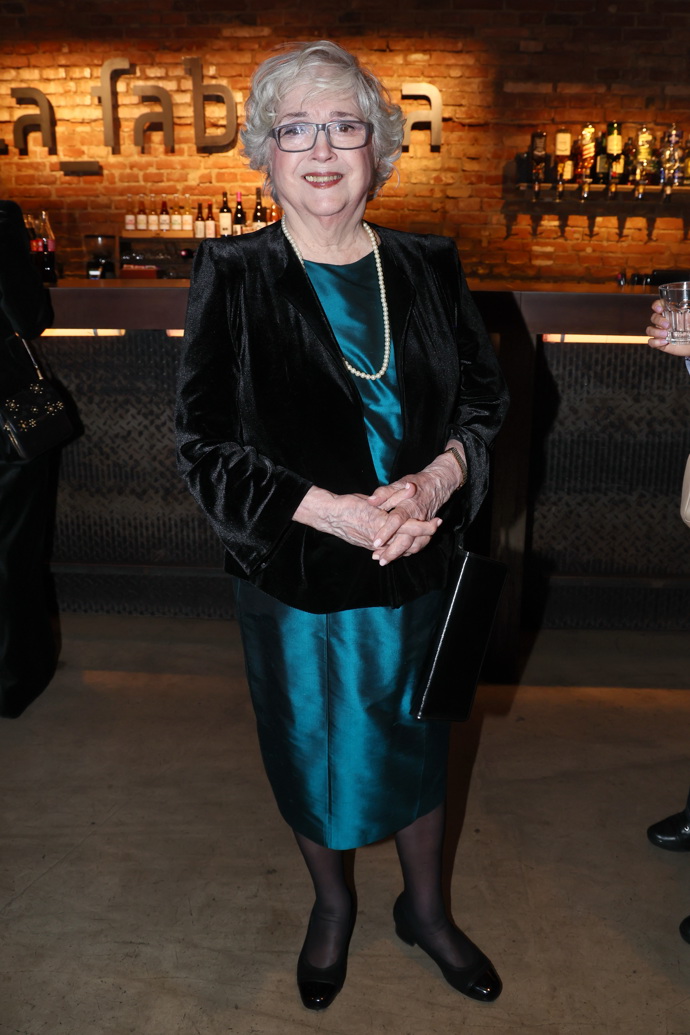 Božidara Turzonovová se nebojí trendy materiálů a barev ani po osmdesátce.