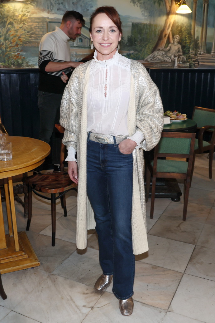 Nedávno nás zaujala civilním outfitem, kterému dominovaly džíny a stříbrný kabátek. 