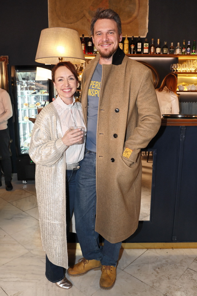 Vojta Dyk sice v soukromí rád nosí džíny, elegantní notu ovšem drží kvalitním vlněným kabátem. 