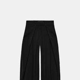 I hereččiny kalhoty byly černé, nicméně jejich střih a zajímavé detaily zaručily, že nevypadaly nudně. Tyto široké kalhoty jsou z nabídky značky Zara a jejich cena je 1499 Kč.