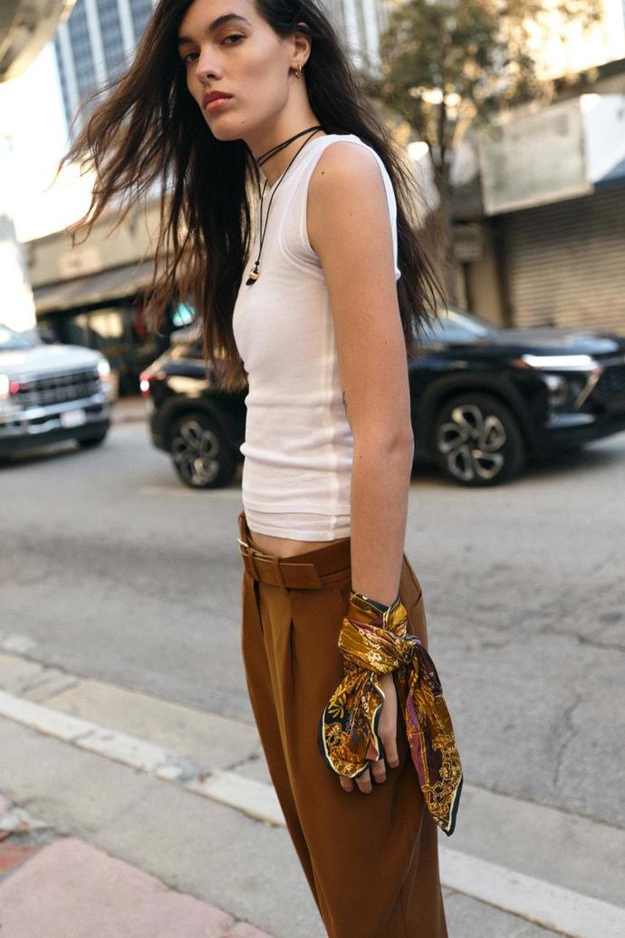 ...nebo kolem zápěstí. Pozornost zaručeně upoutá i na uchu kabelky.