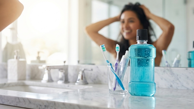 Ústní voda není jen pro svěží dech: Tento rituál u zrcadla ukončí svědění i lupy dřív, než se stačíte učesat