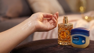 Používáte drahý parfém špatně: Trik s obyčejnou vazelínou za pár korun zajistí, že se za vámi lidé budou otáčet i večer
