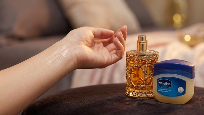 Parfém používáte špatně: Trik s obyčejnou vazelínou zajistí, že se za vámi lidé budou otáčet