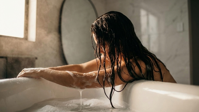 Proč si nemýt vlasy v předklonu? Kadeřník vysvětluje rizika lámání