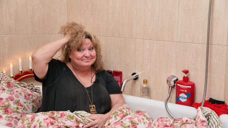 V koupelně Martiny Hudečkové je všechno červené: Při naší návštěvě si splnila sen a ustlala si ve vaně