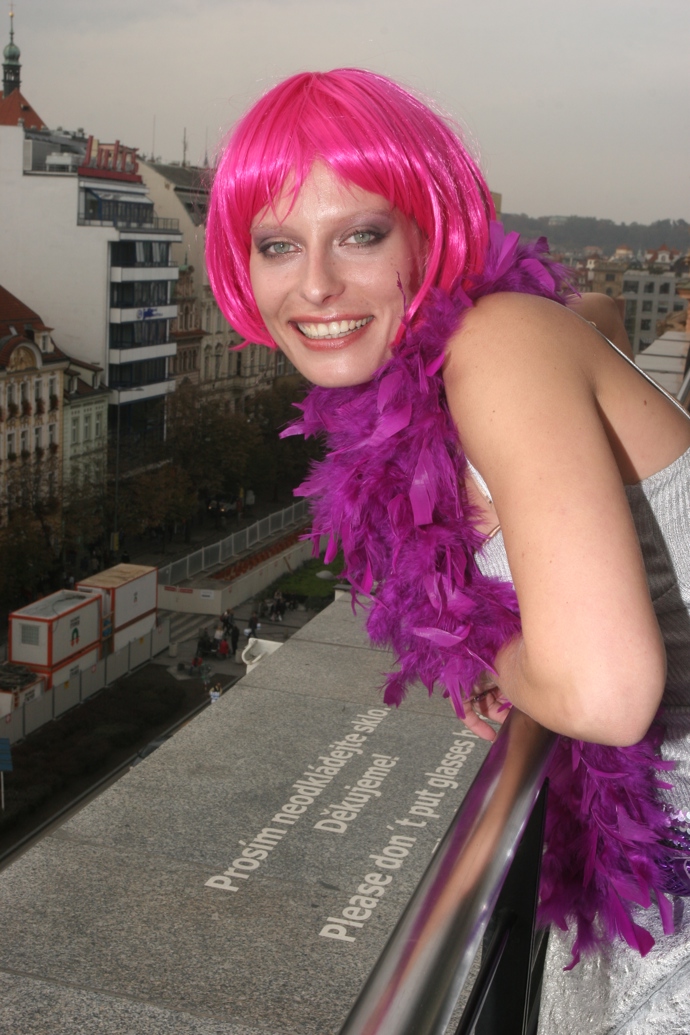 V divadle také velmi často nosila různobarevné paruky. 