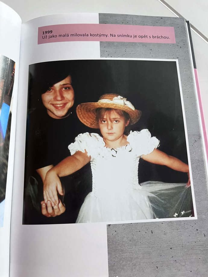 V bílých šatičkách a slamáku připomínala princeznu. 