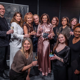 Bára Kodetová v obležení všech svých dobrých sudiček. 