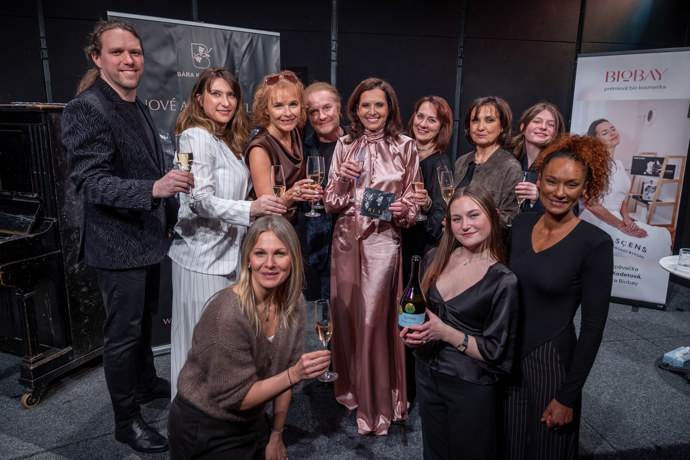 Bára Kodetová v obležení všech svých dobrých sudiček. 