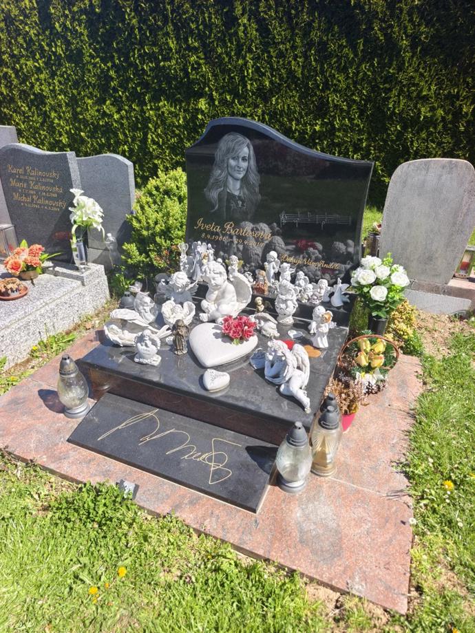 Hrob zesnulé zpěvačky Ivety Bartošové.