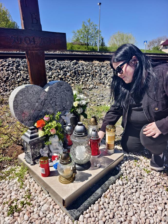 Iveta Bartošová skočila pod vlak.