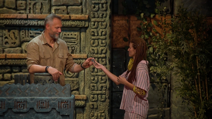 Denisa Ryndová ukazuje Ondrovi skrytou imunitu. 