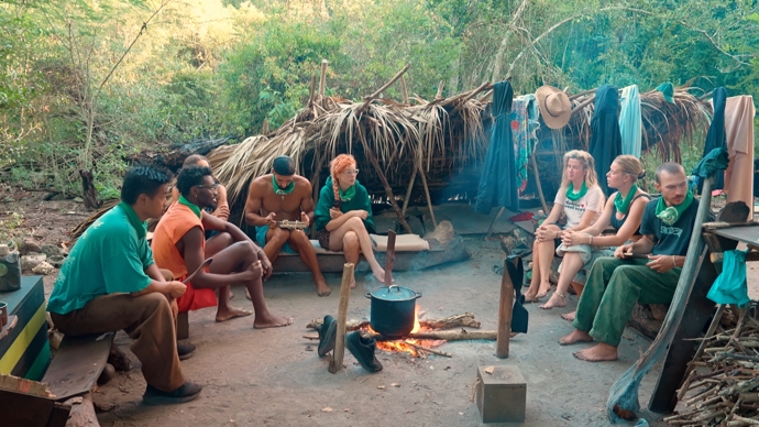 První ráno v kmeni Hrdinů v novém složení.