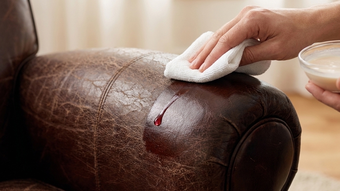 Jak ošetřit koženou sedačku mlékem? Trik pro obnovu kůže i lesku