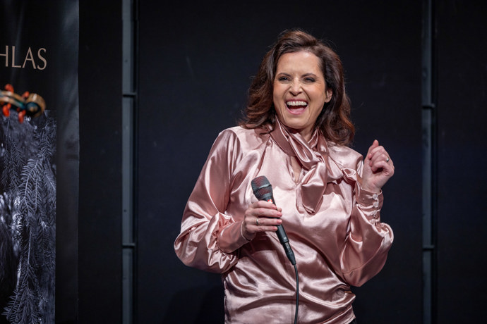 Bára Kodetová si svoji novou roli, zpěv, hezky užívá. 