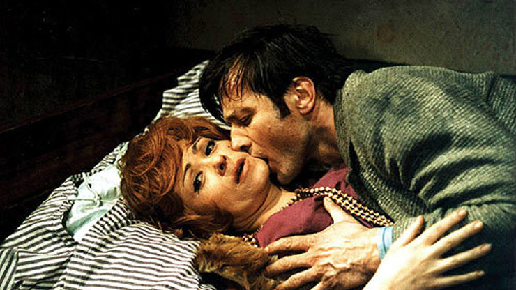 Další spolupráce Radoslava Brzobohatého a Jiřiny Bohdalové. Byť se krimi Pěnička a Paraplíčko (1970) nese v o poznání lehčím tónu, nekončí zcela optimisticky. 